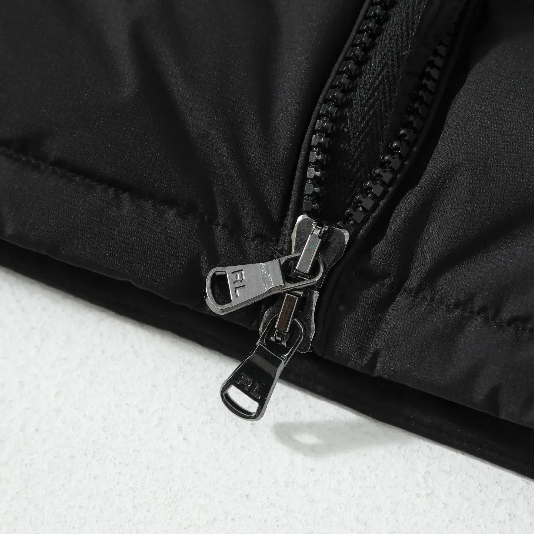 P660 #R54 Ralph Lauren/Ralph Lauren hooded down jacket (top quality, feel free to compare), using imported Barudan embroidery machine, carefully crafted with thousands of needles electric embroidery technology. Imported No. 7 needles and special embroidery thread ensure that every letter of the polo logo is full, three-dimensional and clear, creating the "most expensive embroidery logo" that can be called a work of art. Top-notch velvet core, luxurious warmth. Filled with national standard 80% high-quality white duck down, bringing excellent thermal insulation performance. At the same time, it is lightweight and can quickly regain its fluffiness after compression, bringing you a warm embrace without burden and resisting the harsh winter. Technical fabrics, no fear of wind and snow •Long-lasting fluffy and shape-retaining: High-quality filling ensures that the down jacket is not easy to stiffen and keeps you warm for a long time. •Strict anti-velvet technology: Using 400T gall fabric with pinhole retraction technology, it fundamentally eliminates the phenomenon of velvet leakage and makes wearing more secure. •All-round protective experience: Windproof and waterproof matte fabric, combined with an adjustable hem with a built-in drawstring buckle, can effectively lock in temperature and cold, and cope with changeable weather. Perfect details, creating a classic •Original electroplated YK zipper, smooth and durable, with brand texture highlighted in every detail. •Detachable hood design, one garment can be worn multiple times to meet different occasions and outfit needs. •Original hangtag and washed label, quality guaranteed. Five colors come together for couples to enjoy together: black is cool, beige is gentle, navy is calm, khaki is retro, and green is fresh. Available in five colors, the same style for men and women, it can be worn perfectly as a couple's outfit or a personalized item, becoming an indispensable fashion equipment on the streets in winter. Color: black, khaki, navy blue, army green, beige Size: S M L 66 67